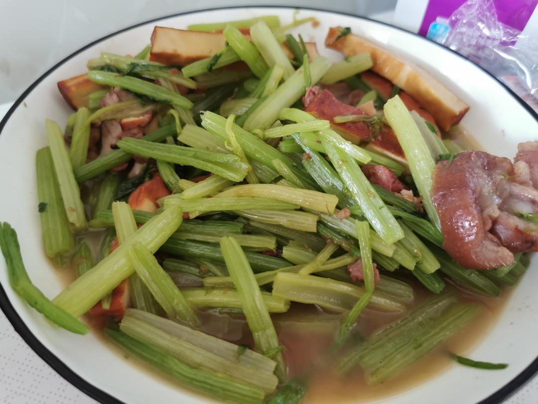 一盘秒光的芹菜香干炒肉丝