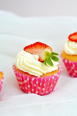 草莓奶油杯子蛋糕——三八节，犒劳自己的小甜品的做法 步骤13