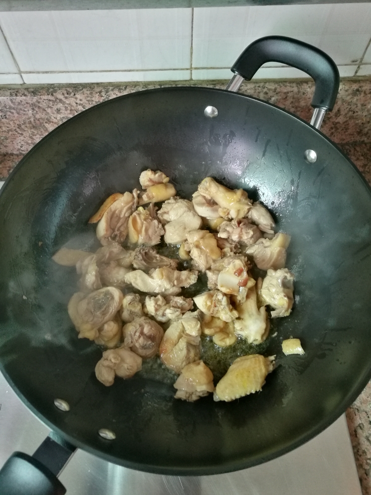 家常版土豆焖鸡肉的做法 步骤1