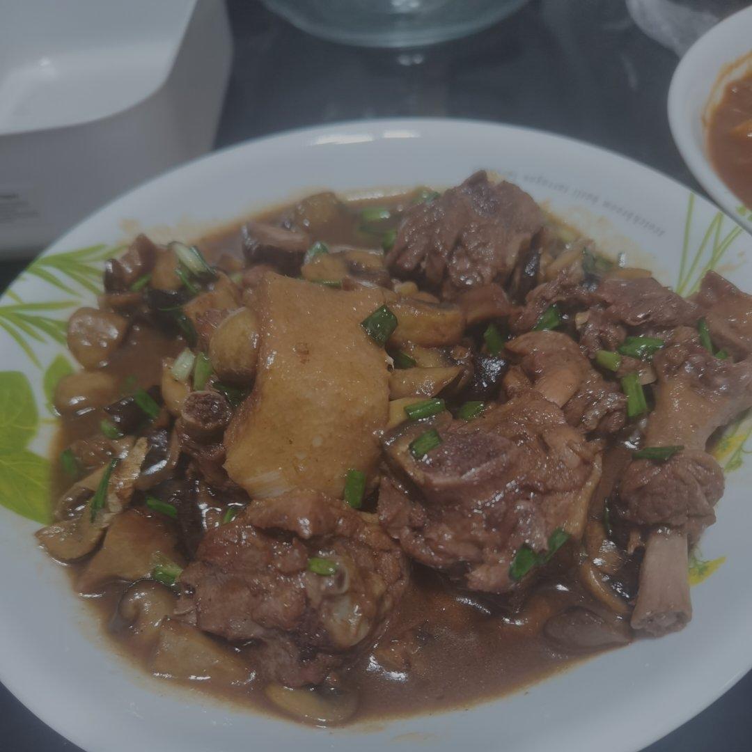 啤酒鸭炖香菇