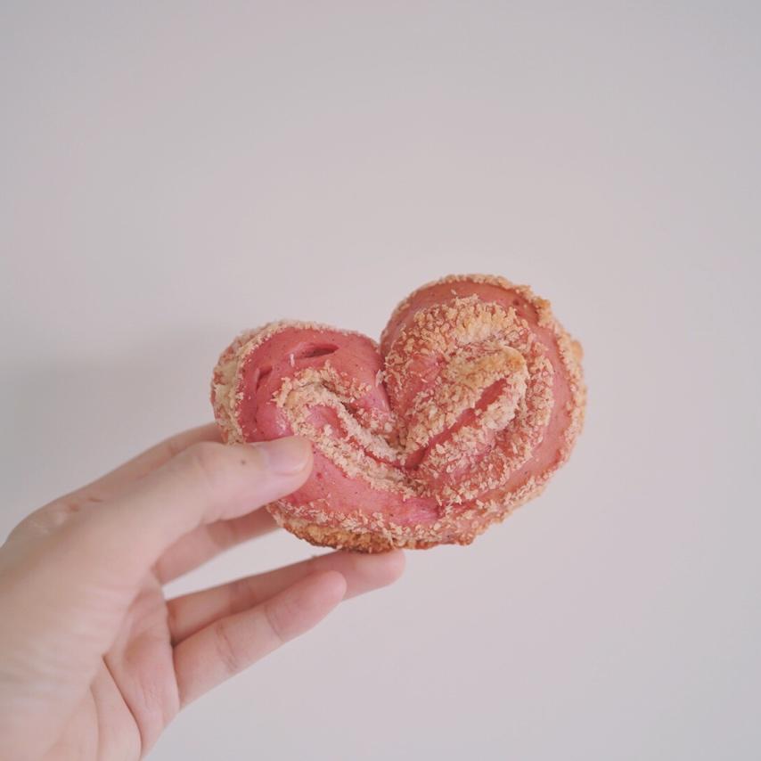 心形火龙果椰蓉面包