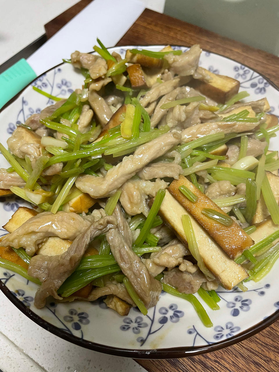 芹菜肉丝炒香干