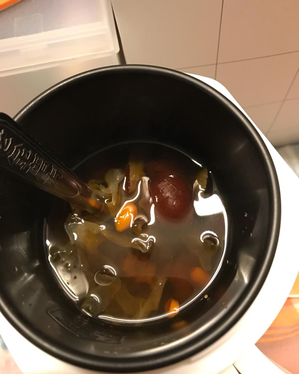 冰糖银耳红枣汤