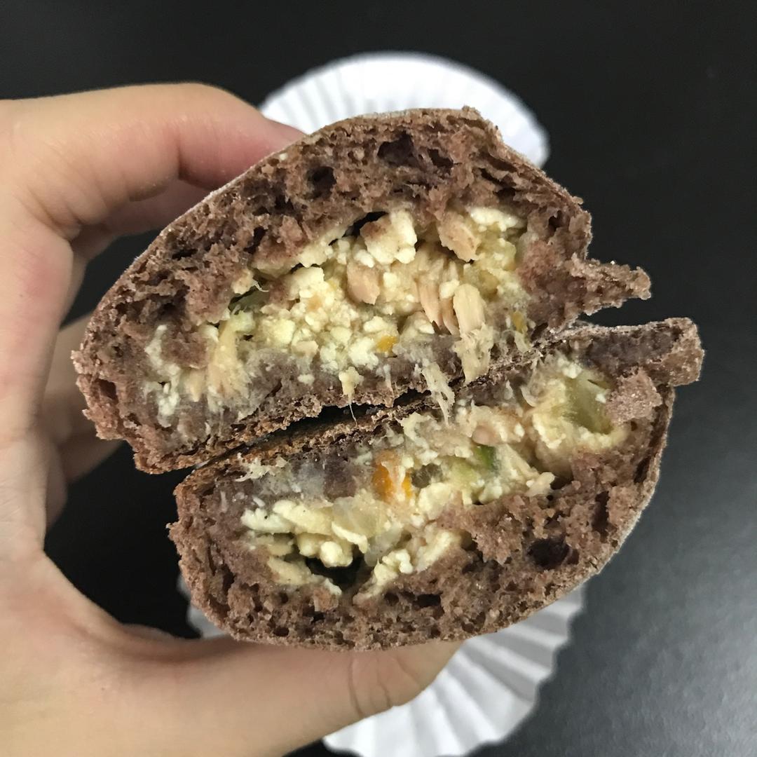 金枪鱼黑麦餐包