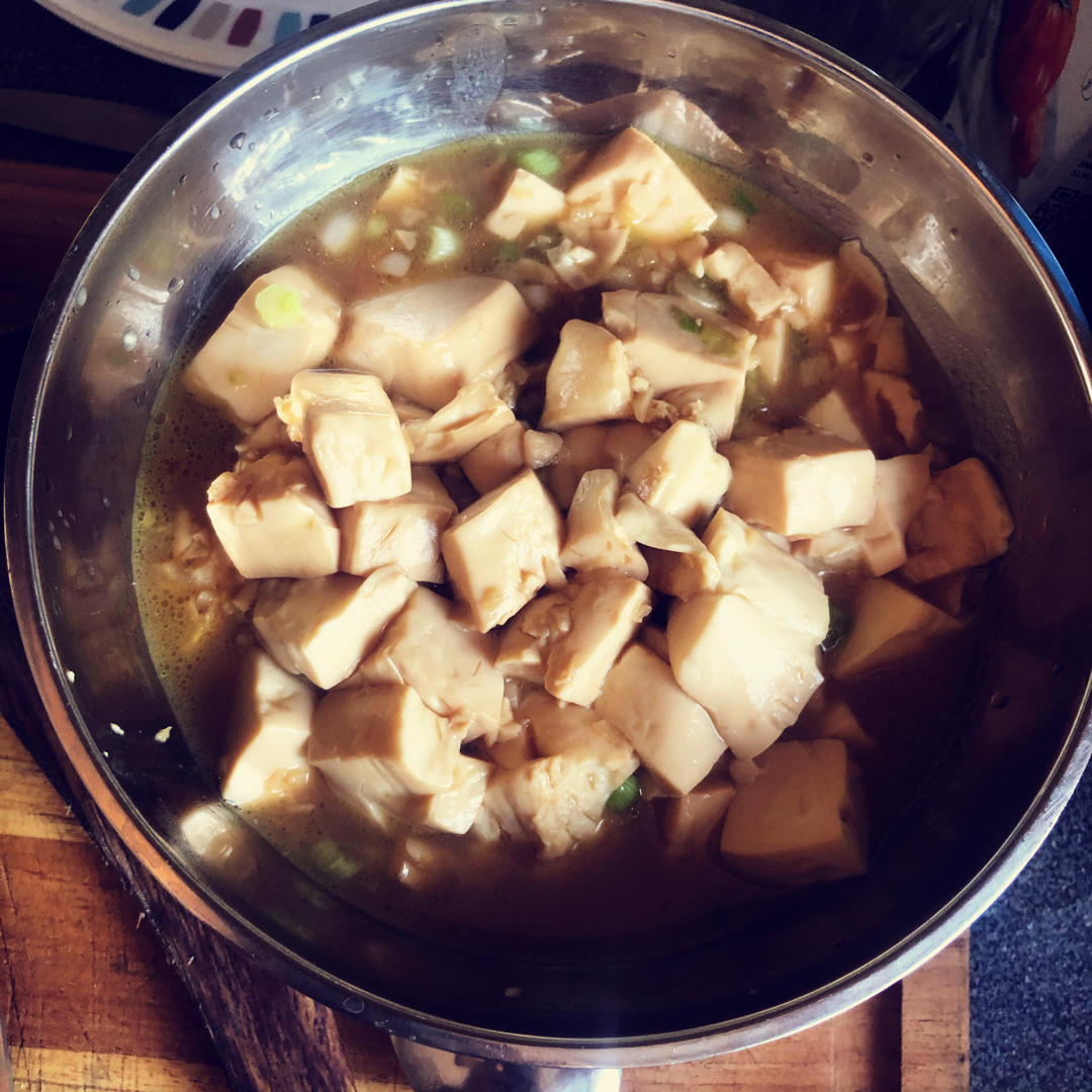 不放肉也超下饭的葱焖豆腐