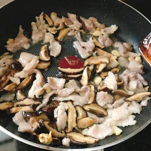 香菇炒肉的做法 步骤7