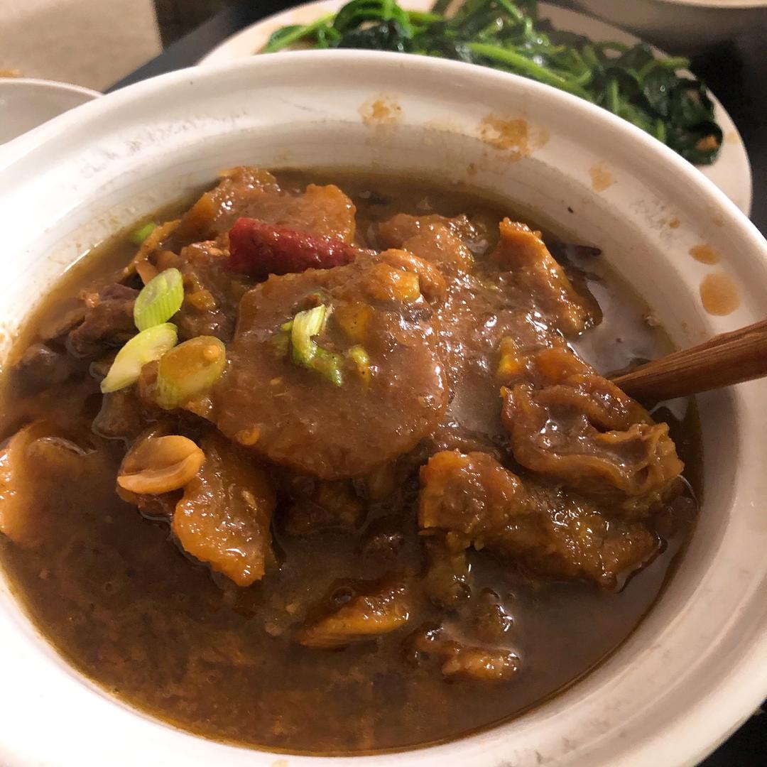 柱候牛筋牛腩萝卜煲