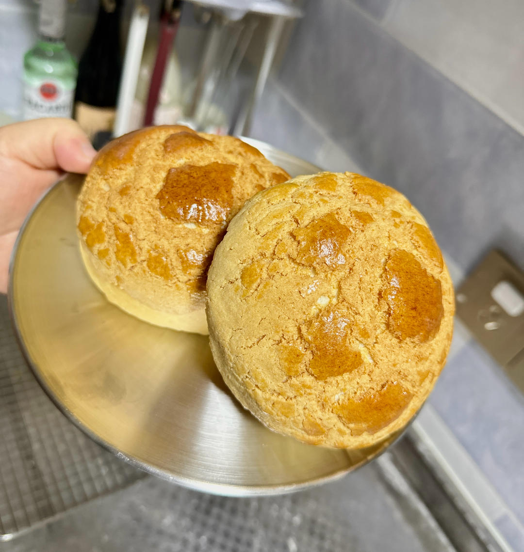 做100款面包の12：在家开茶餐厅!港式菠萝包 –不划格子自然裂开的香酥脆皮！菠萝油/酥皮包