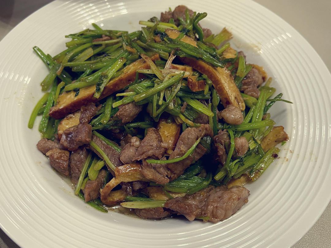 牛肉炒芹菜(不老不柴嫩滑多汁)