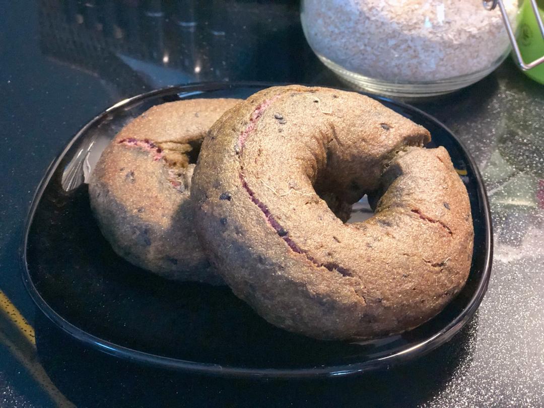 紫薯黑芝麻碱水贝果