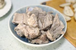 【北鼎珐琅铸铁锅食谱】莲藕排骨汤的做法 步骤3