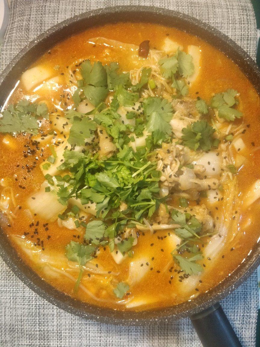 哦吼，软糯的鸡爪，鲜嫩的牛蛙，这锅鸡爪牛蛙煲真真可以吃得连汤汁都不剩！