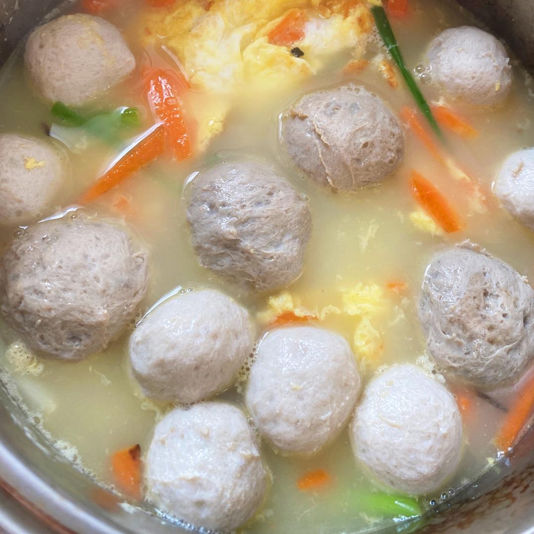 胡萝卜鸡蛋肉丸汤的做法