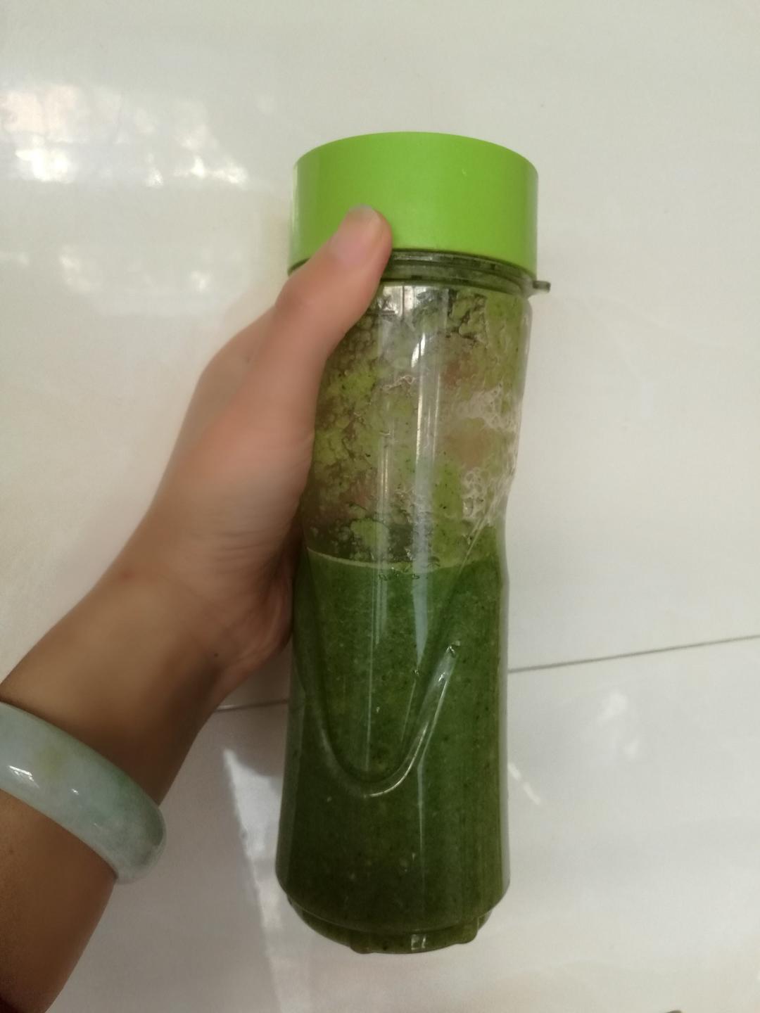 自制hey juice排毒果蔬汁。