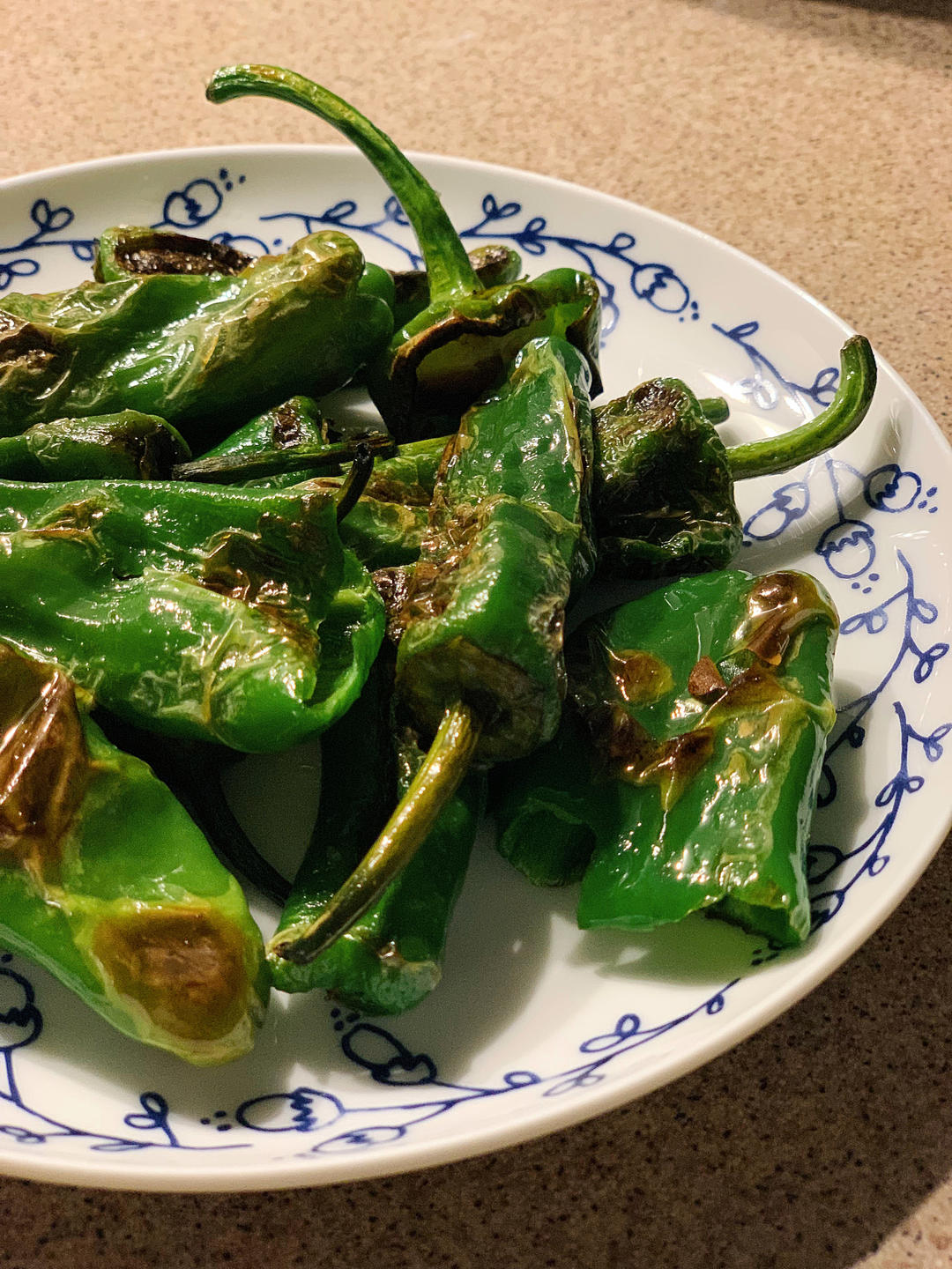 超简单的香煎西班牙小青椒Pimientos de Padrón