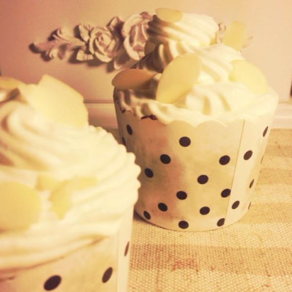 香蕉核桃糖霜的巧克力cupcake