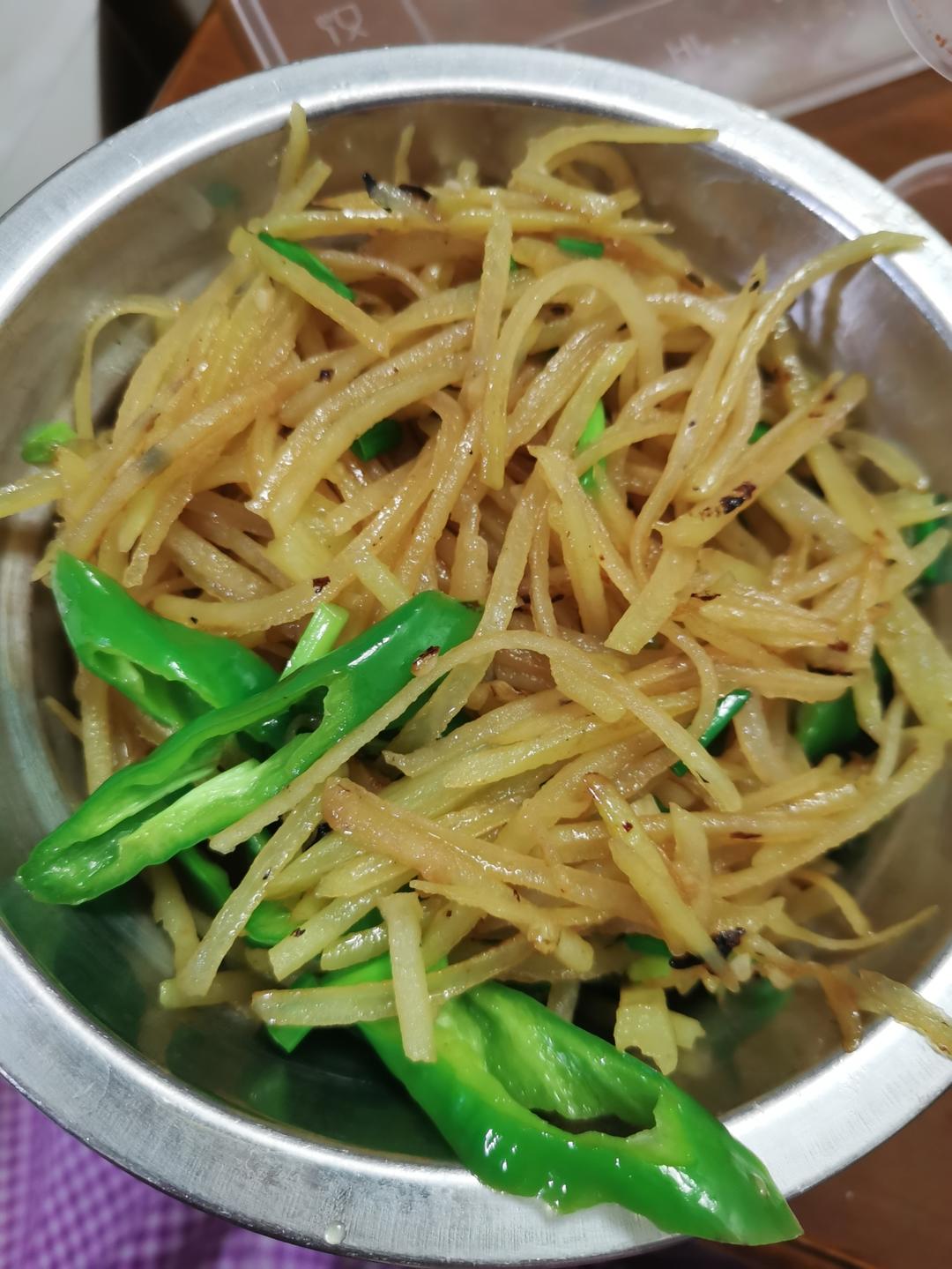 不用焯水一样炒出脆脆的酸辣土豆丝