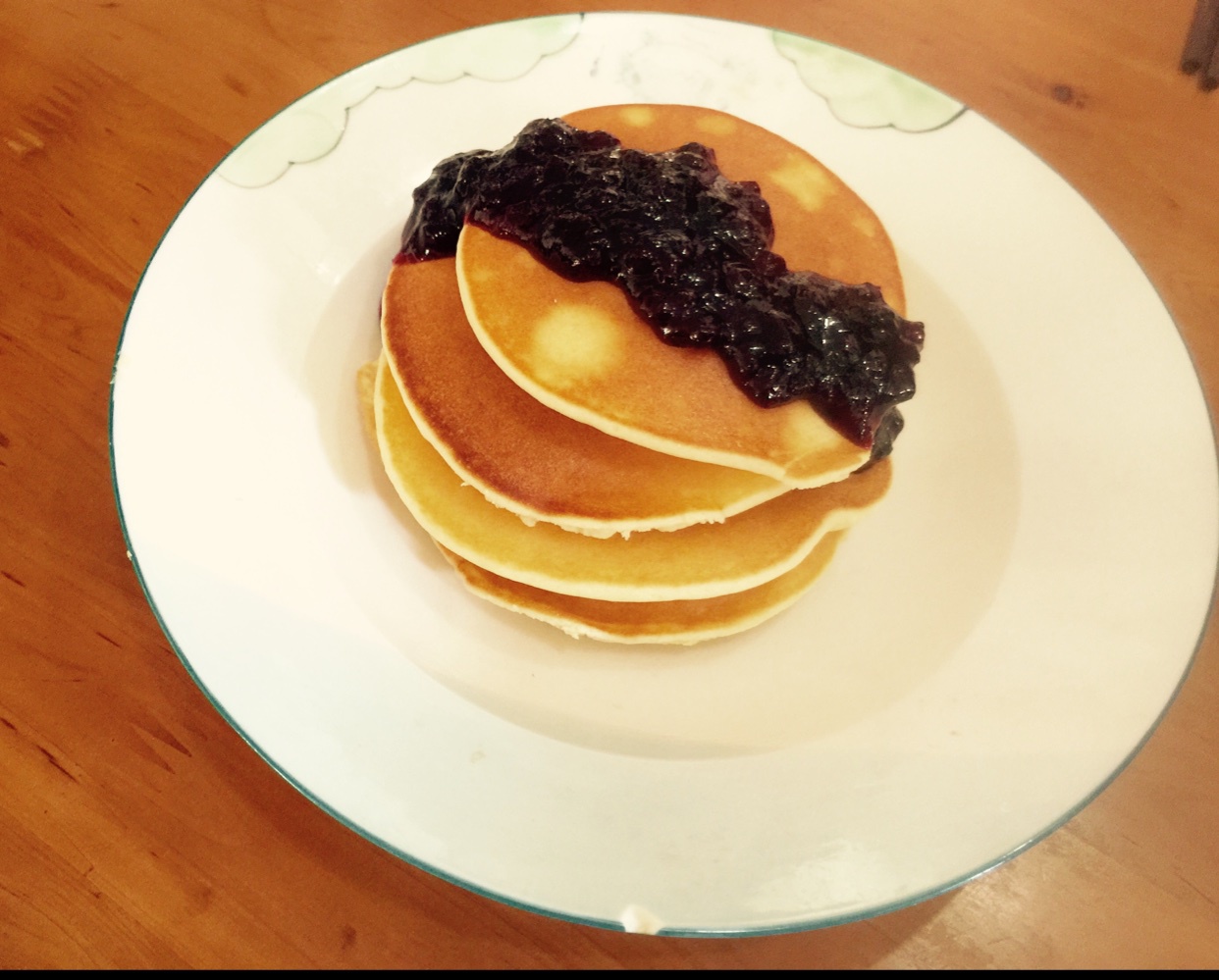 【酸奶松饼yogurt pancake】，搭上黑莓果酱和枫糖的美味。