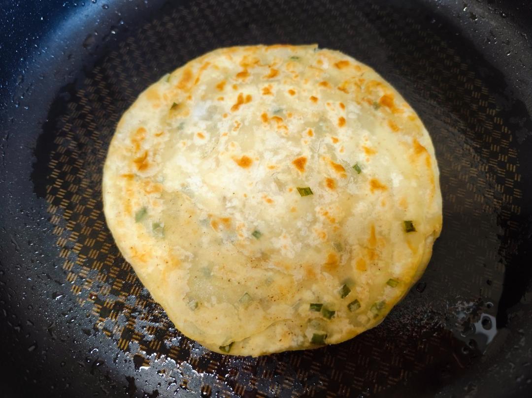 家常葱油饼 柔软多层 凉了也不硬 附细节视频详解