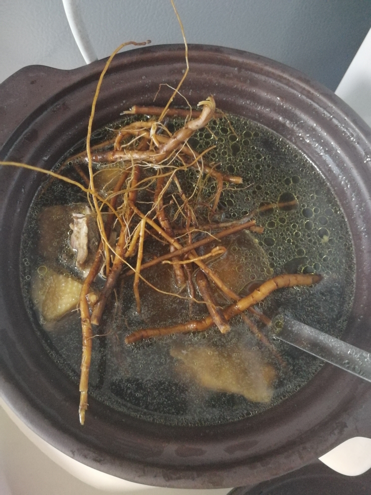 黑豆艾根鸡汤的做法