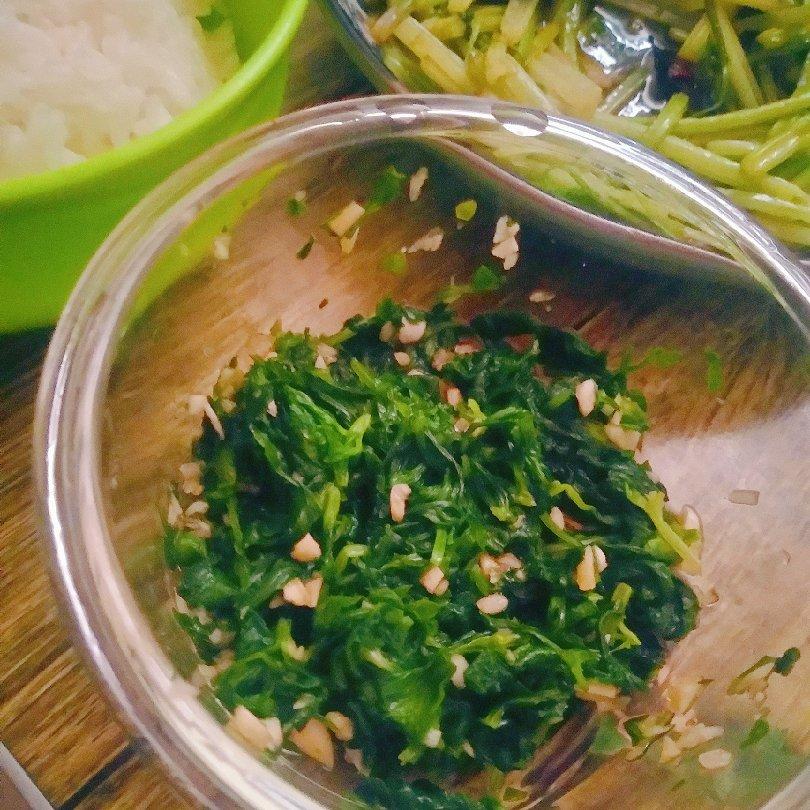 凉拌芹菜叶