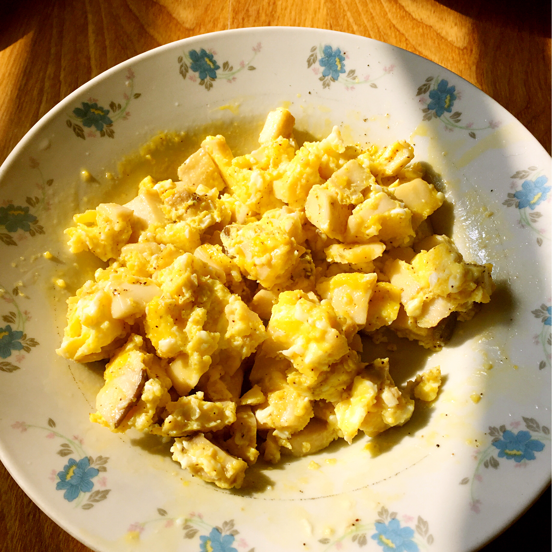 溏心蛋拌杏鲍菇。