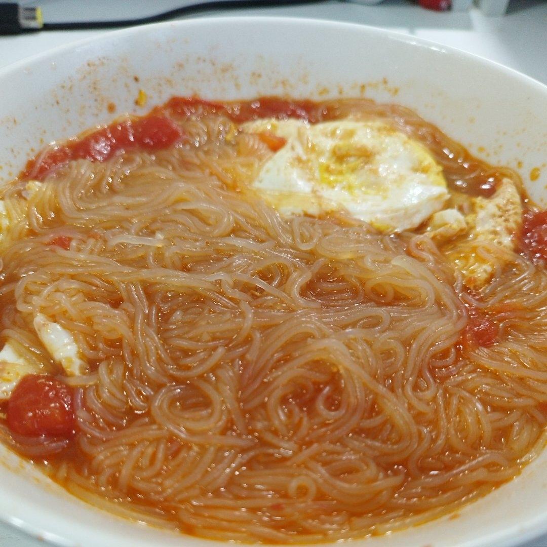 我妈的拿手番茄荷包蛋焖粉丝～好吃到原地跳舞
