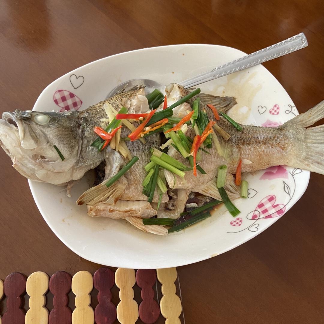 考究的清蒸鲈鱼