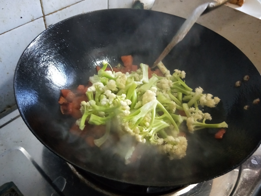 妈妈的味道备忘录：西红柿炒菜花——拌米饭的绝佳菜肴的做法 步骤6