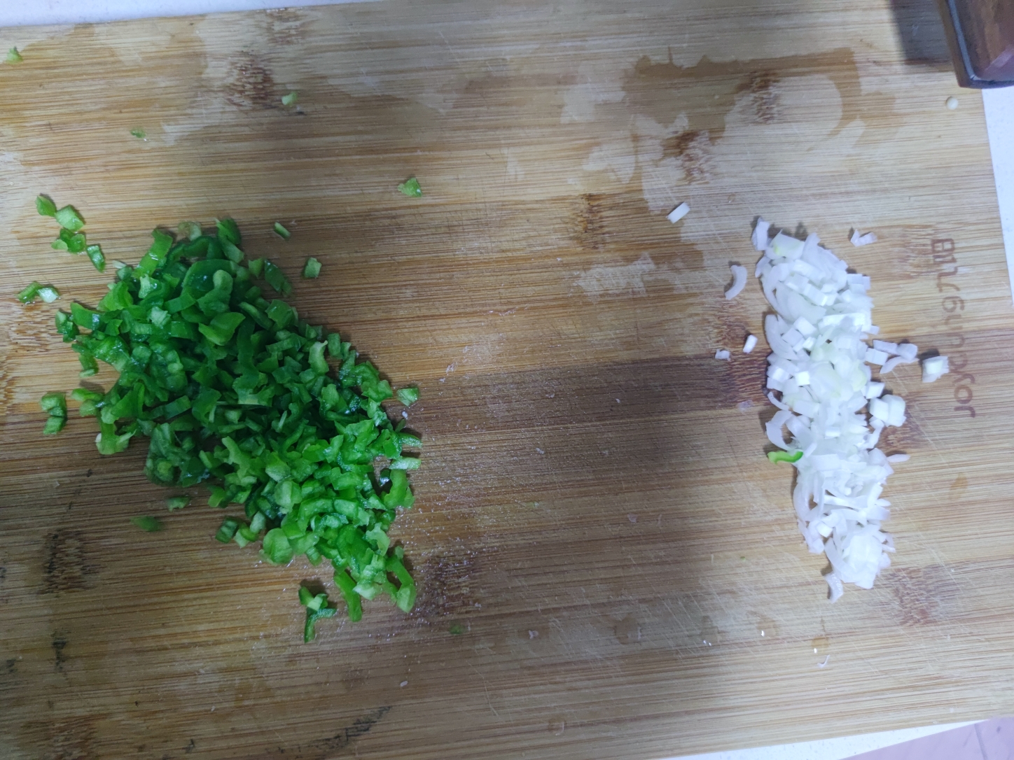 自用菜谱～青椒炒毛豆碎的做法 步骤2