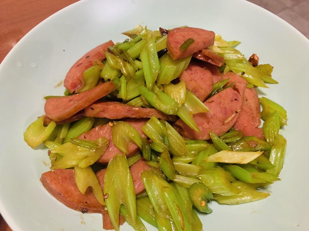 芹菜炒火腿肠
