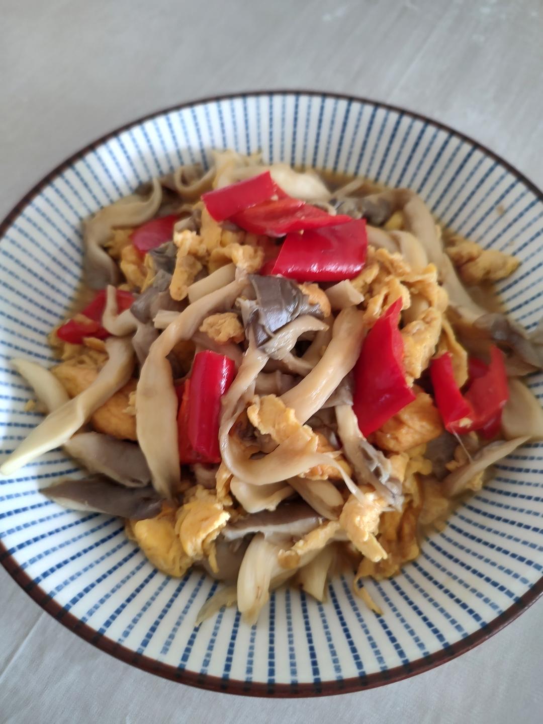 平菇青椒炒鸡蛋 好吃又营养的超快手家常菜