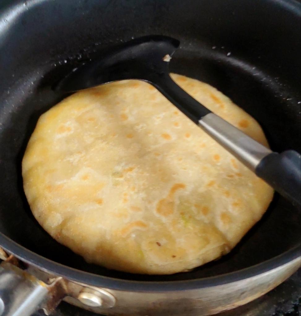 烙饼时，切记不要揉面，教你详细做法配方，不干不硬，外酥里柔软