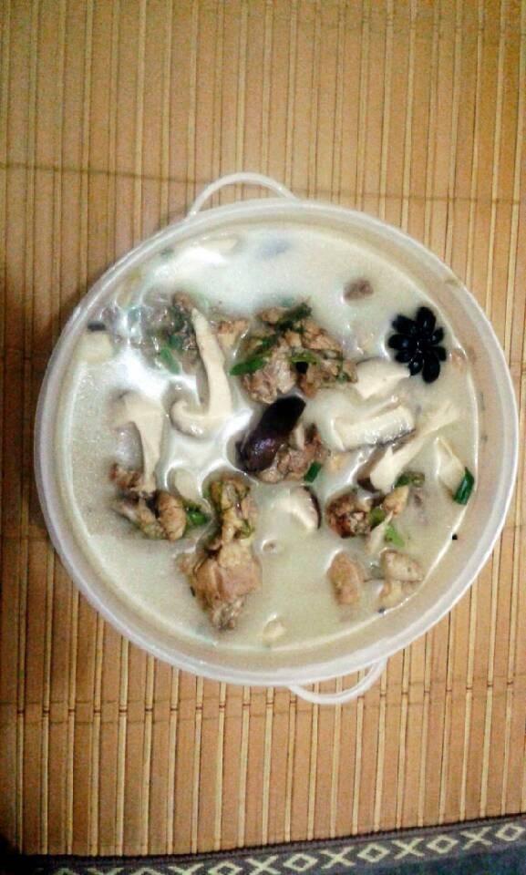 蘑菇炖鸡汤