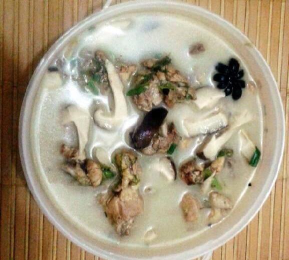 蘑菇炖鸡汤的做法