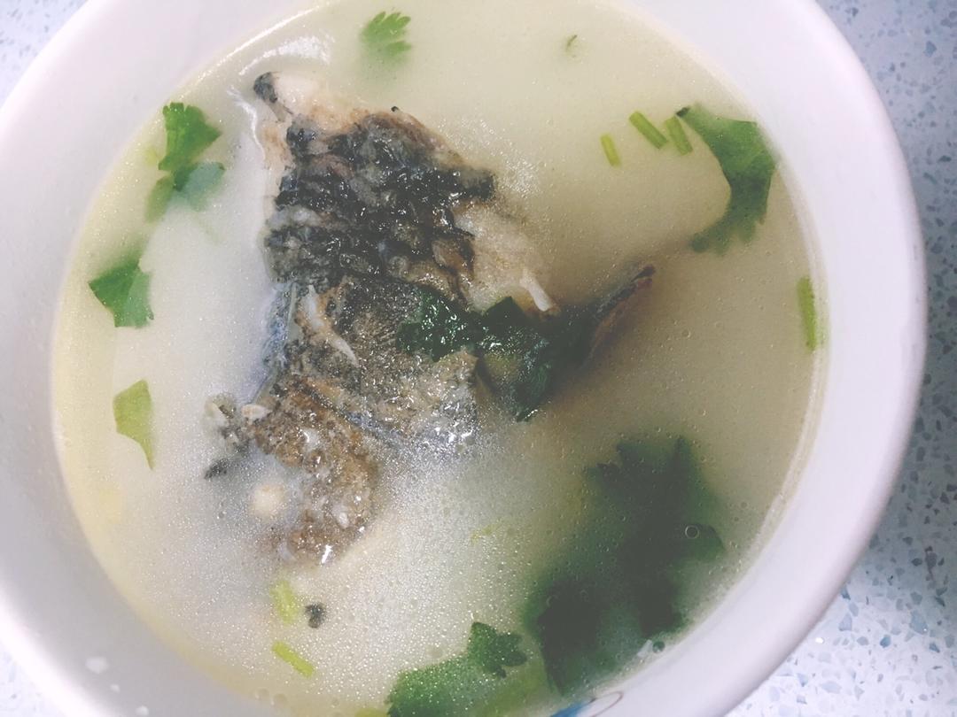 清炖鲫鱼汤 三个关键步骤让你轻松炖出汤浓味鲜色白似奶的鲫鱼汤