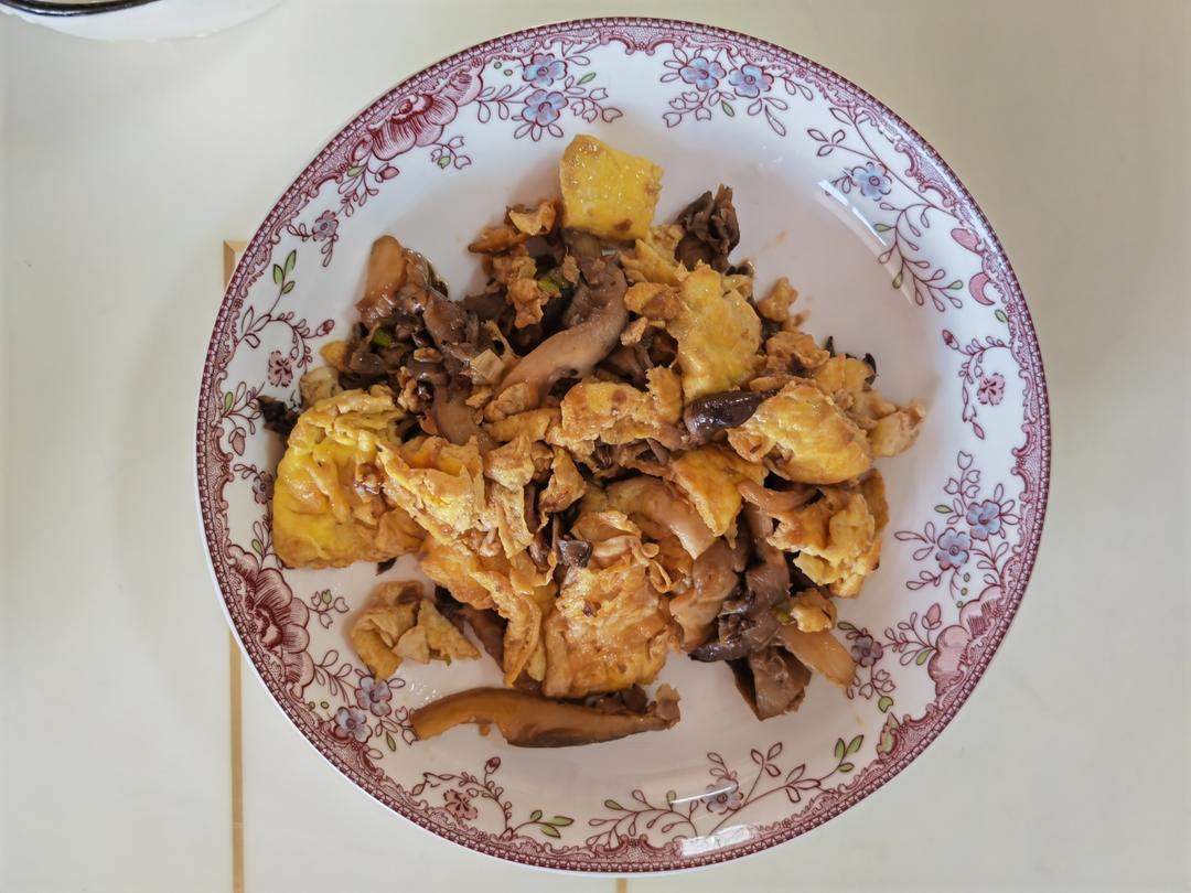 蘑菇炒鸡蛋	平菇这样炒，鲜美无比巨好吃