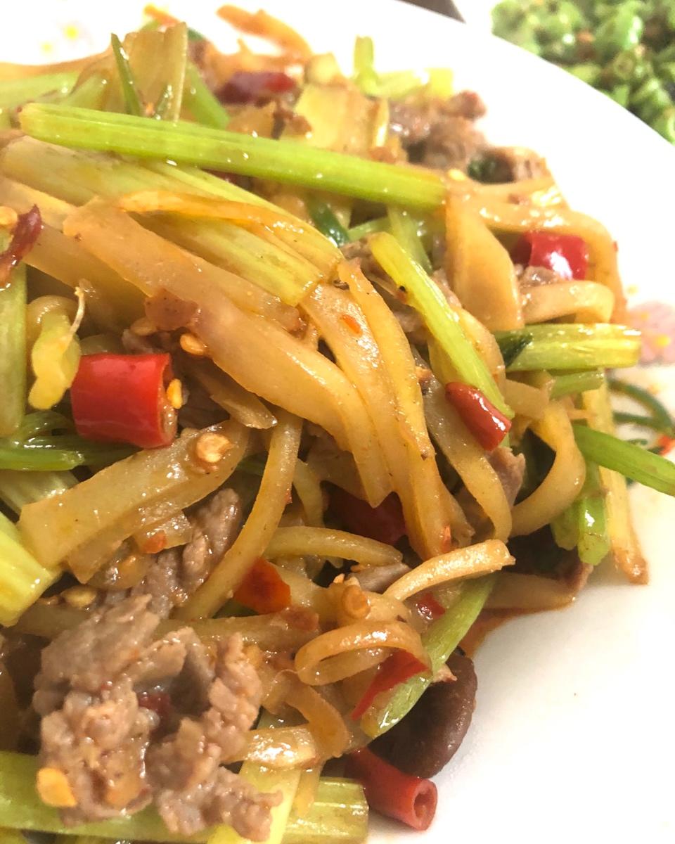 泡椒芹菜炒牛肉
