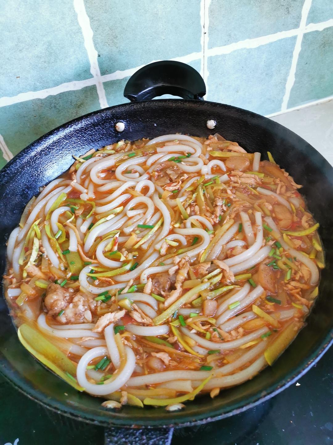 夏天来了，没胃口就来份香辣开胃榨菜肉丝粉