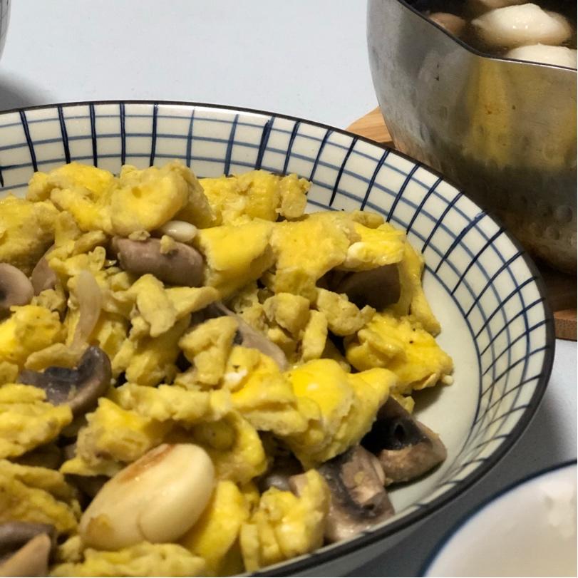 五分钟营养小口蘑炒鸡蛋，适合小孩，大人也绝对爱吃