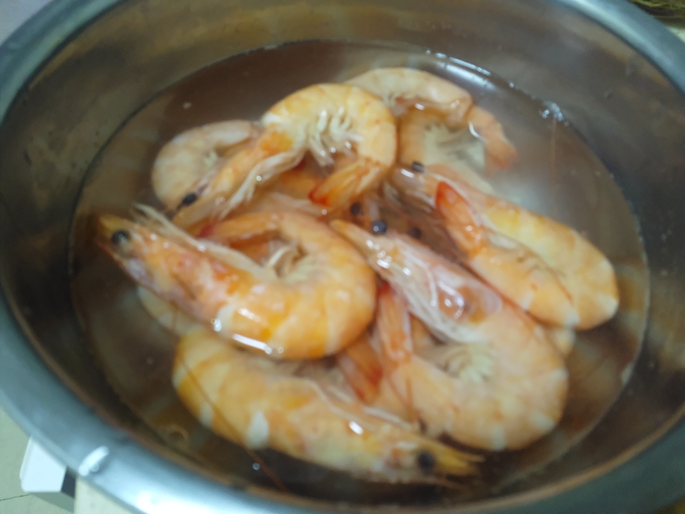 清淡简单水煮虾蘸辣根的做法 步骤2