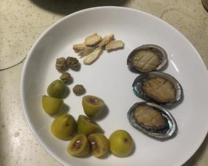 石斛橄榄鲍鱼排骨汤的做法 步骤3