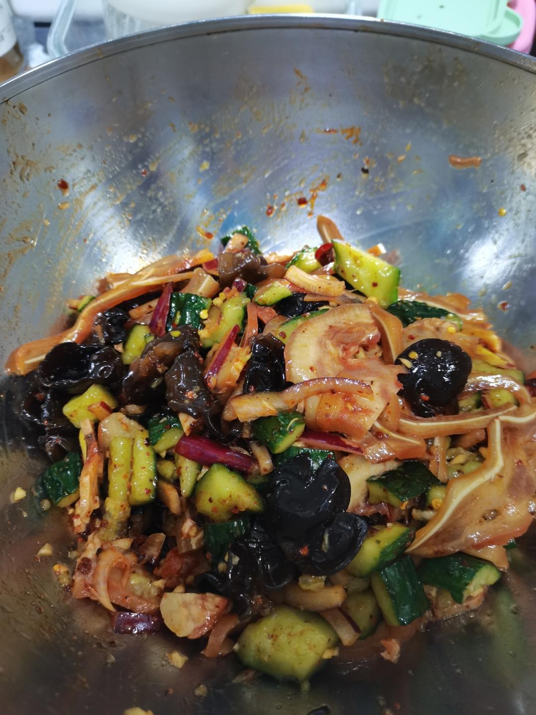 黄瓜拌猪头肉耳朵