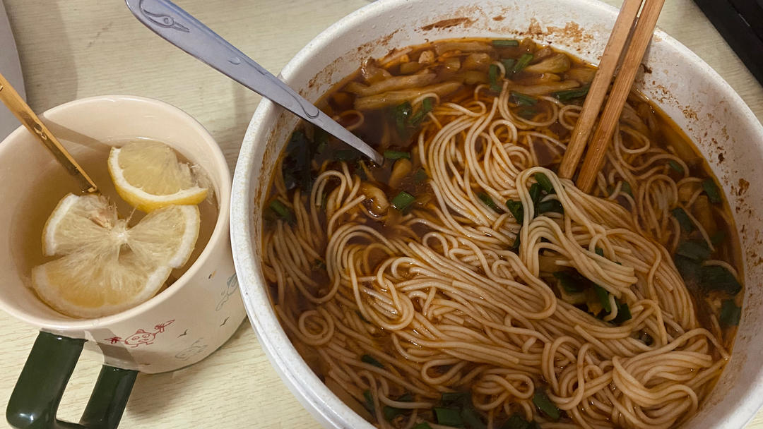 多少次早起就为了这一口——榨菜肉丝面