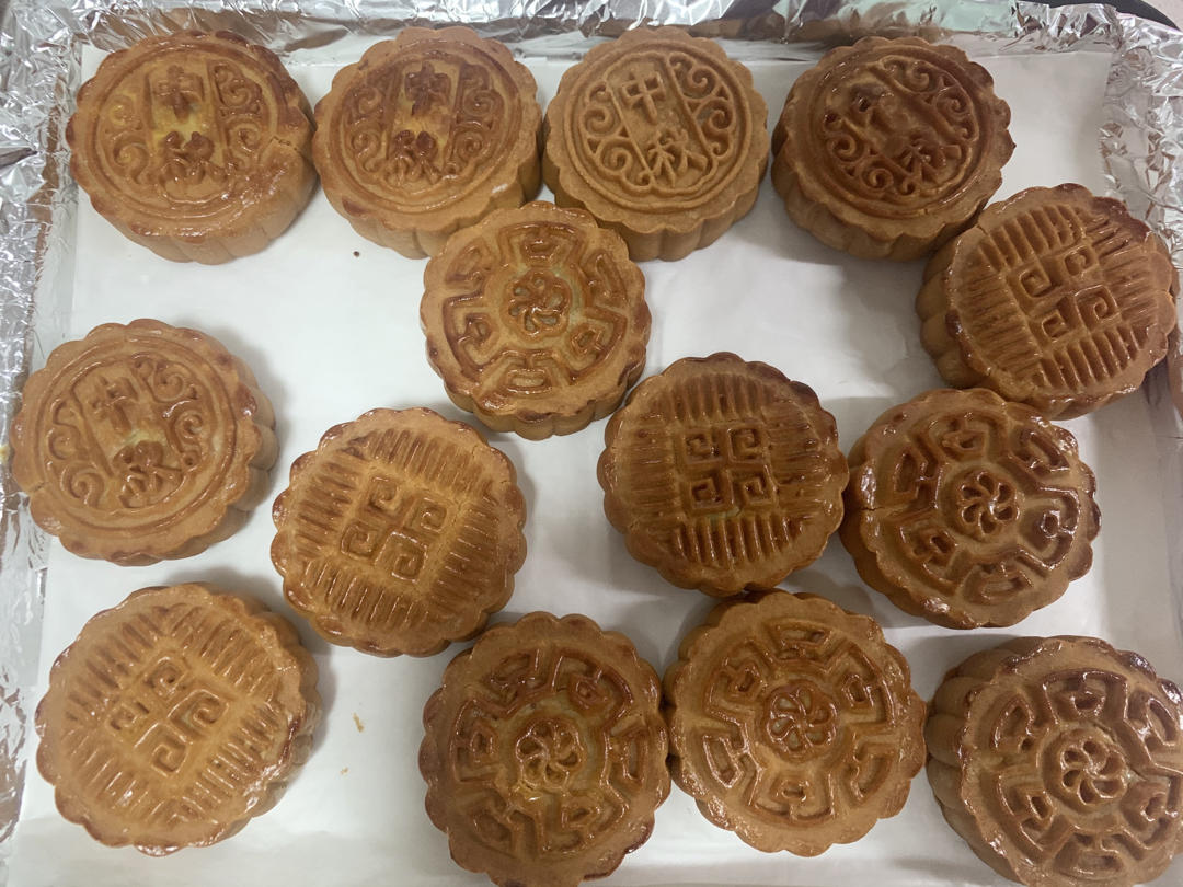 广式月饼－－蛋黄豆沙月饼