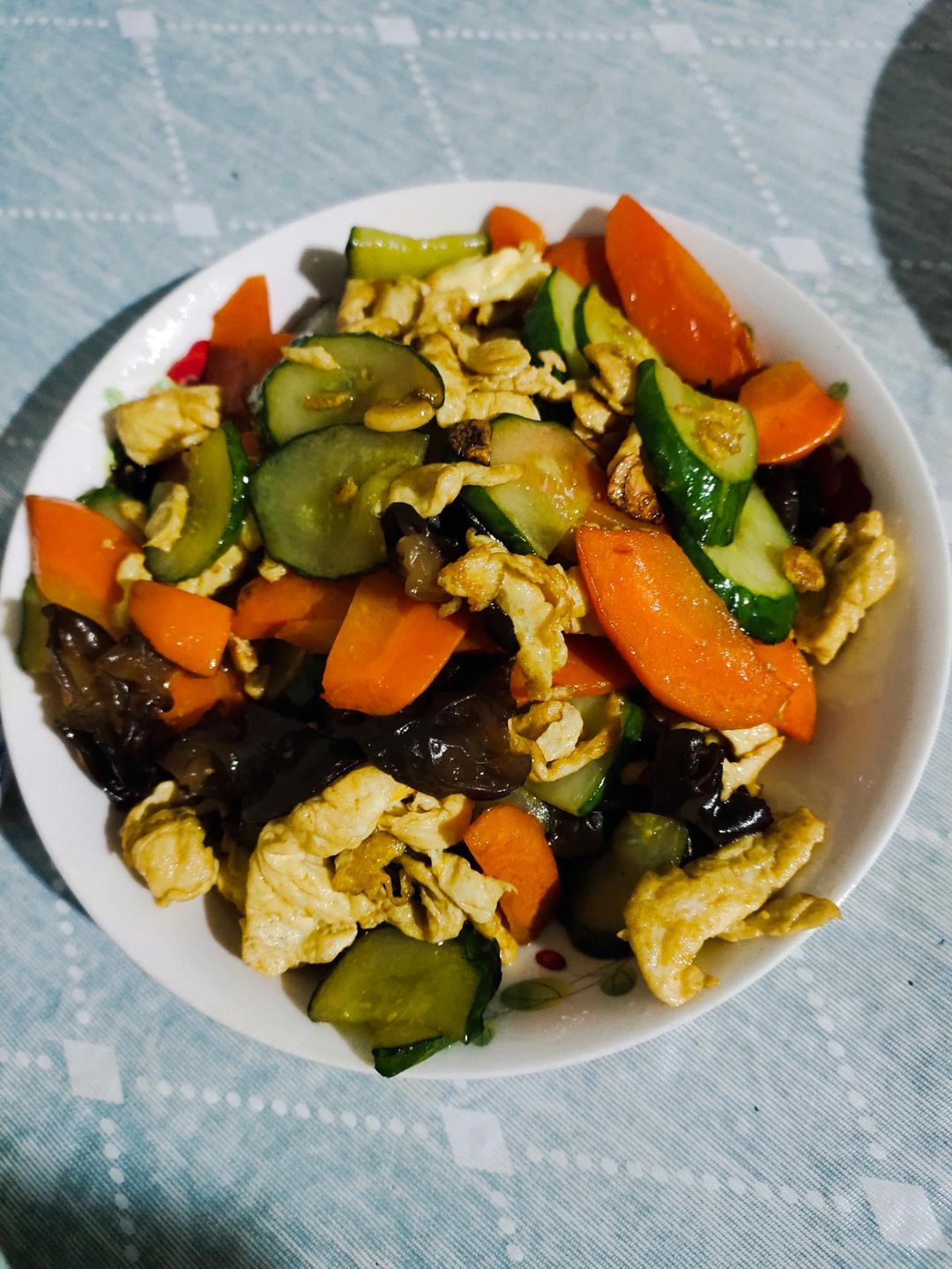 素炒木耳，鸡蛋，胡萝卜，黄瓜