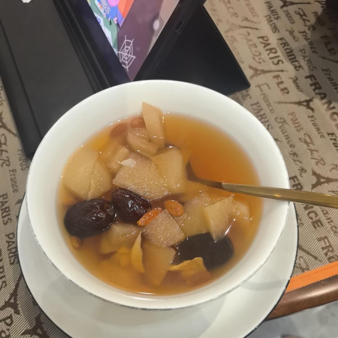 冰糖雪梨汤（清热降火，润肺止咳）