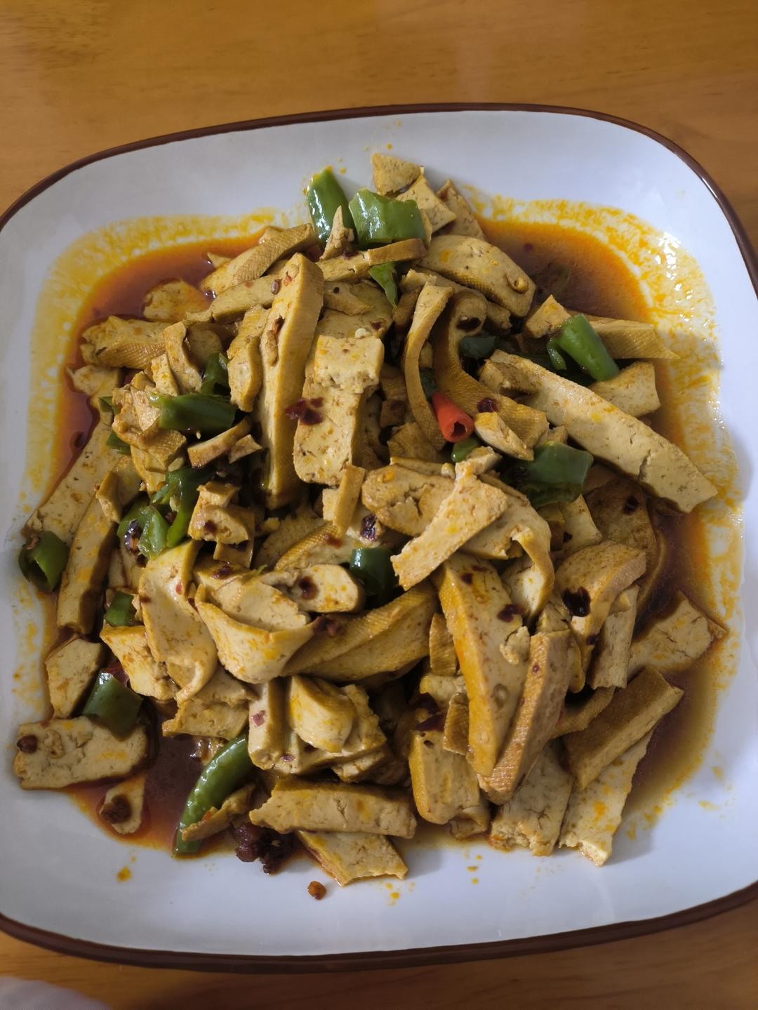 青椒炒豆干～这道菜，吃过的人100%都喜欢