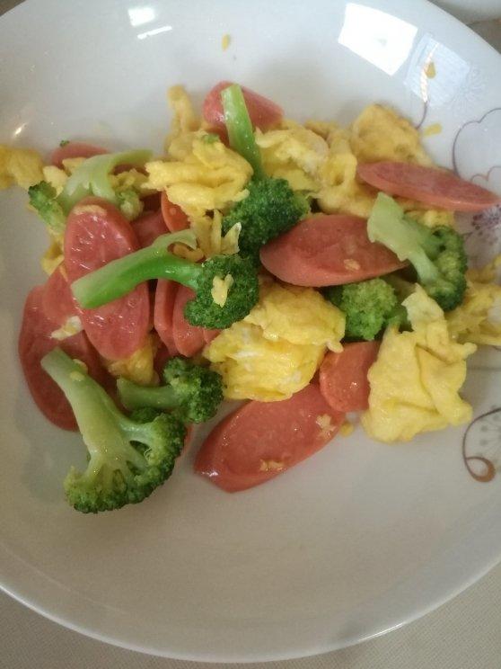 {☀快手晚餐☀}火腿肠滑蛋西兰花