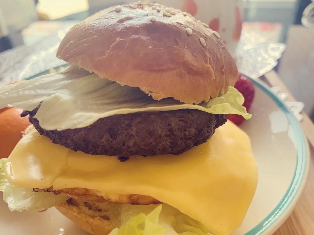 凯洛特hu的家庭餐桌做的牛肉芝士汉堡小孩大人都爱吃的营养早餐